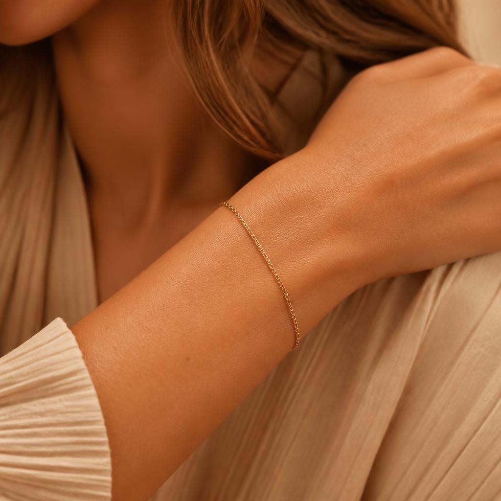 Delikat geschweißte Goldkette am Handgelenk – Permanent Jewelry